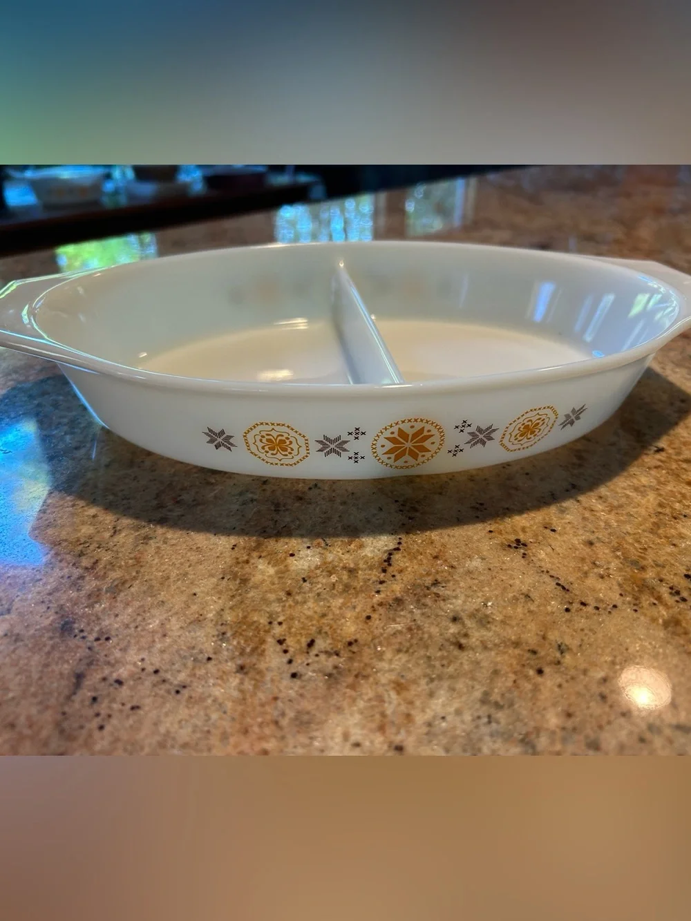 Pyrex 1 1/2 quart Town & Country Divided Dish 8.5x12” 1963 pattern No chips